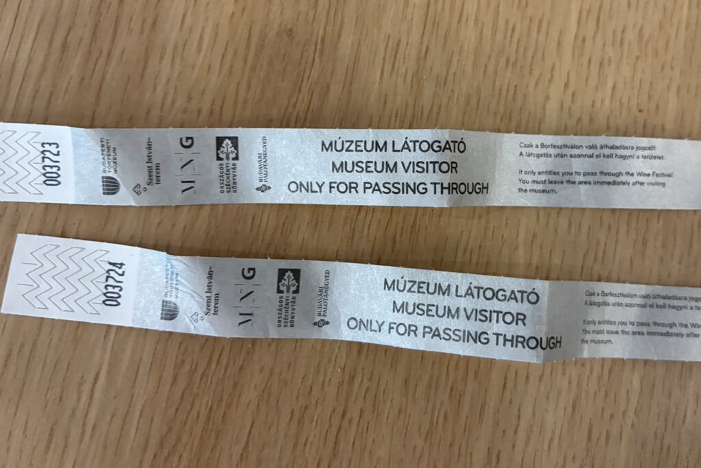 opaski umożliwiające darmowe wejście na dziedziniec Zamku Królewskiego